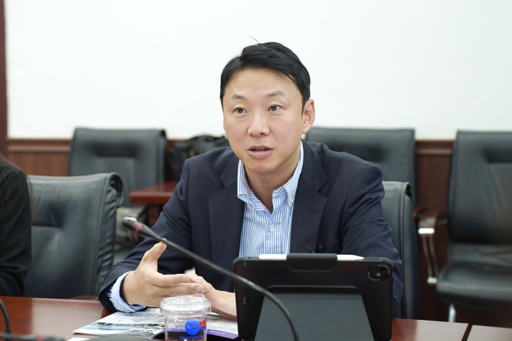 Ông Kim Young Hun chia sẻ về kế hoạch sắp tới cho dự án hợp tác cùng Nhà trường - Ảnh: HẠNH NGUYÊN