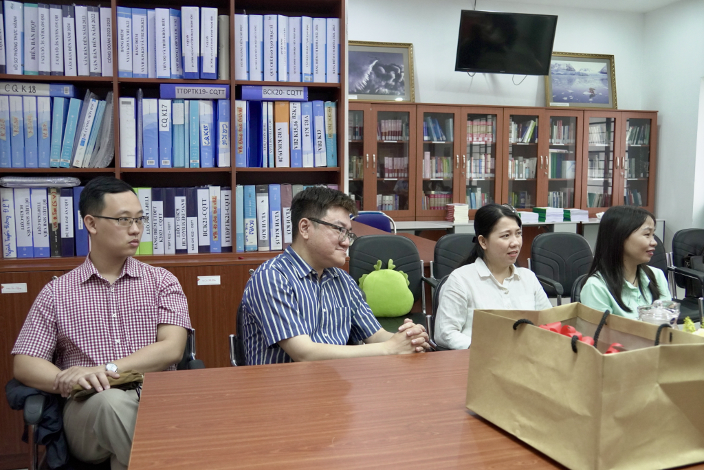 Giảng viên Khoa Báo chí và Truyền thông không chỉ truyền đạt tri thức mà còn vun đắp tinh thần đạo đức nghề cho các thế hệ sinh viên - Ảnh: KHÁNH MY