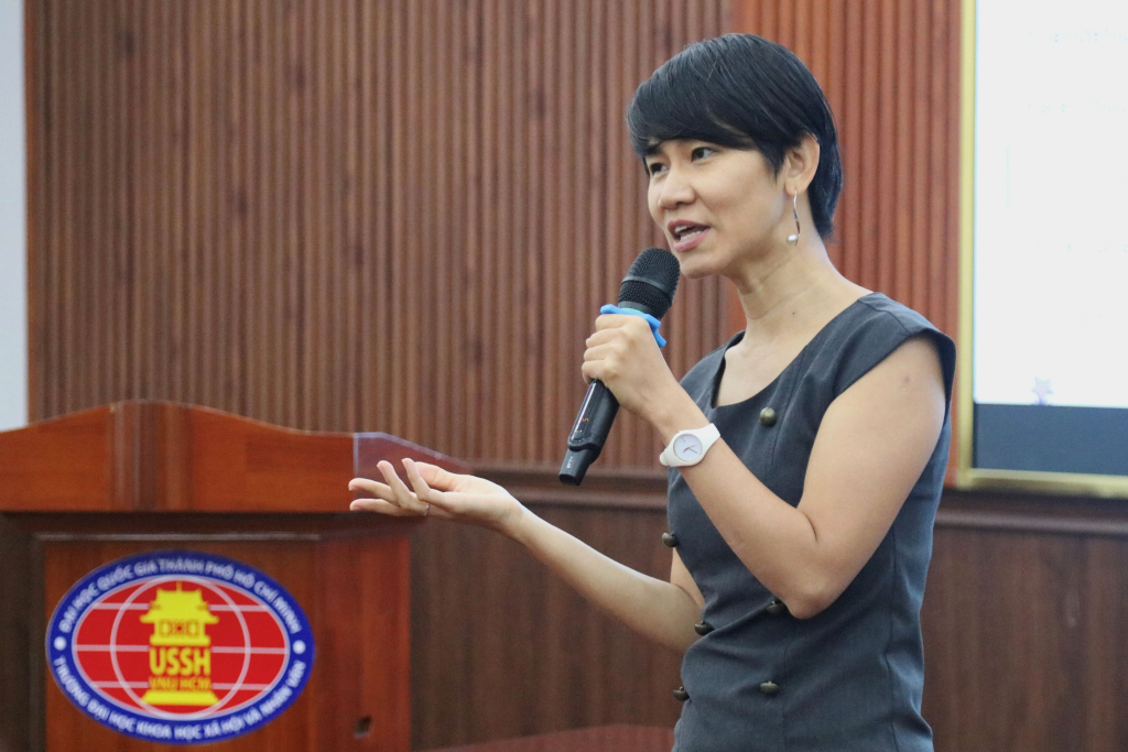 ThS. Nguyễn Phước Huyền Anh gợi ý nên dùng những lời phê bình để điều chỉnh lại bản thân chứ không nên để nó định nghĩa mình.