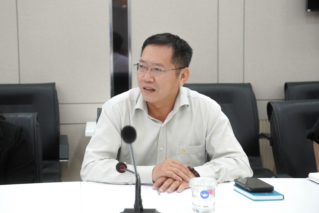 ThS. Võ Bình Nguyên chia sẻ về chương trình Go Global và cơ hội giao lưu quốc tế dành cho sinh viên hai trường - Ảnh: HUY MAI