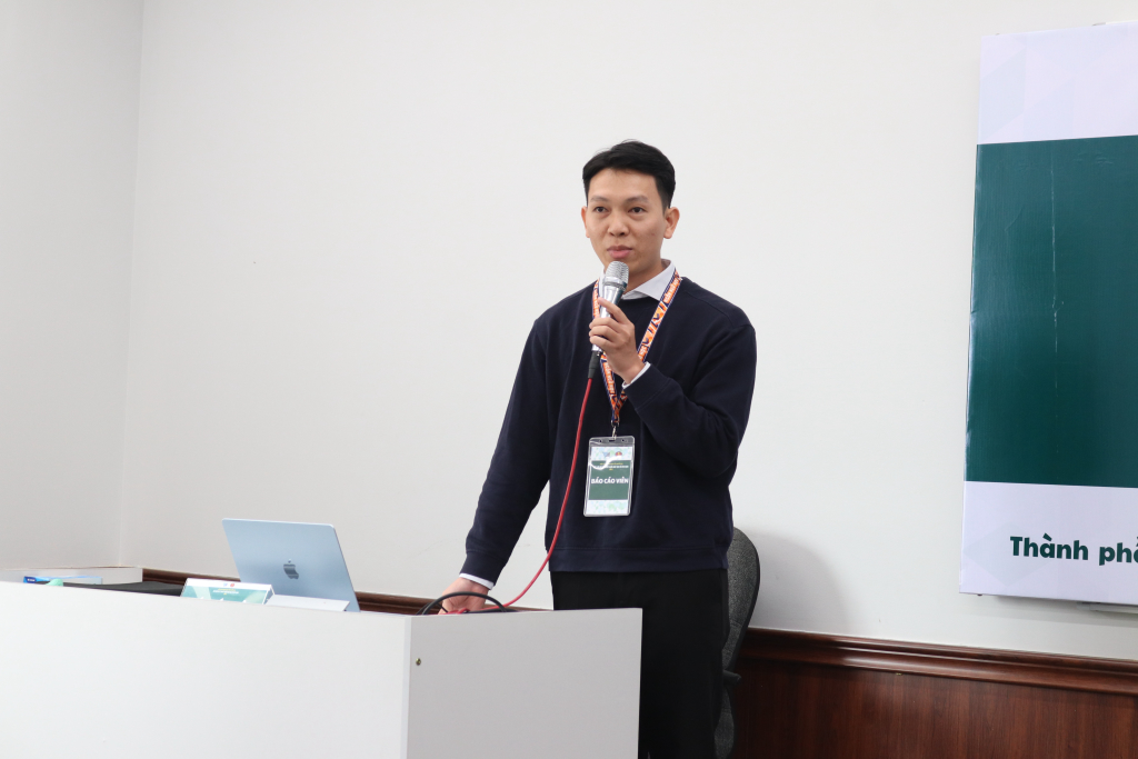 Các báo cáo viên tại tiểu ban Ứng dụng trình bày đề tài tại hội thảo - Ảnh: MINH THƯ