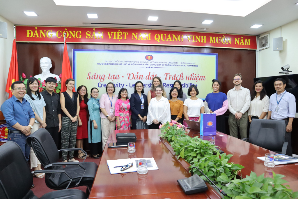 Đại diện hai phía nhà trường chụp ảnh tập thể - Ảnh: Nhật Ánh
