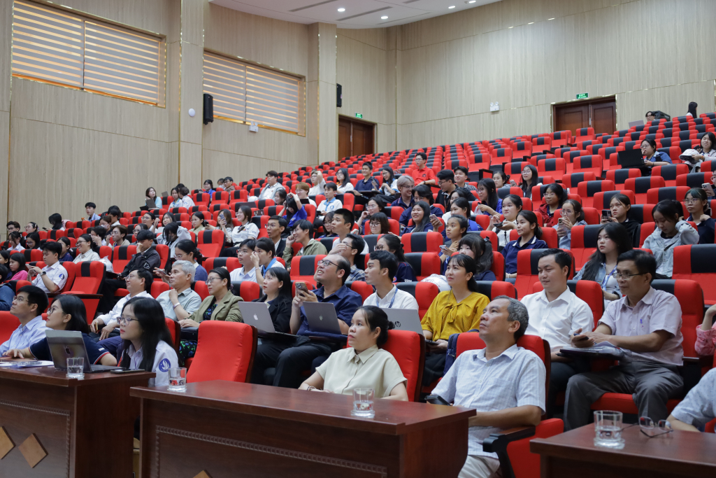 Hội nghị có sự tham dự của đại diện lãnh đạo Nhà trường cùng đông đảo giảng viên và sinh viên các khoa - Ảnh: QUỲNH NHƯ