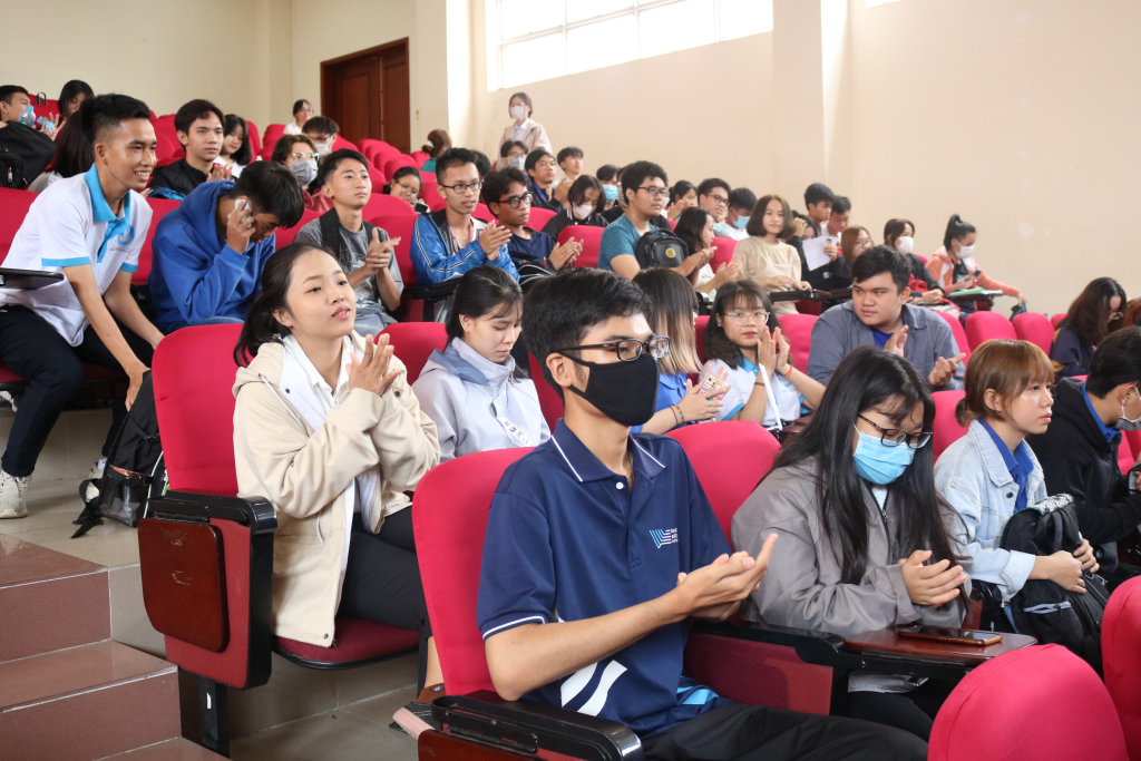 Chương trình “Đối thoại cùng phát triển” với sự tham gia của nhiều sinh viên từ năm nhất đến năm tư. Ảnh: Trần Đào