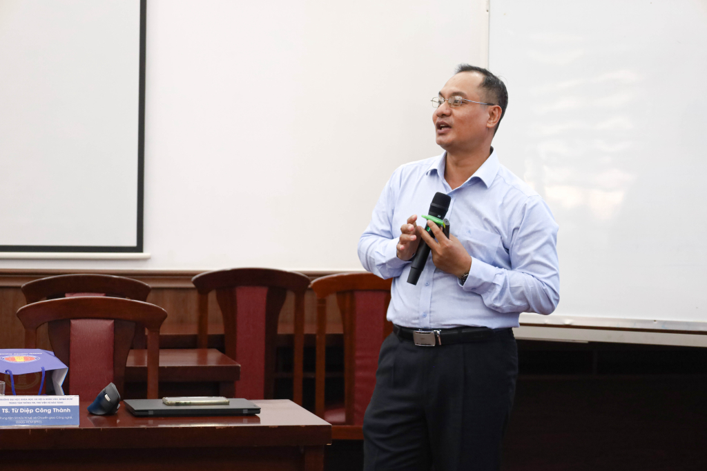 PGS.TS Từ Diệp Công Thành đưa ra tình huống liên quan đến vấn đề bản quyền như sử dụng hình ảnh từ Google, chèn nhạc trên Tiktok… - Ảnh: MỸ NGÂN