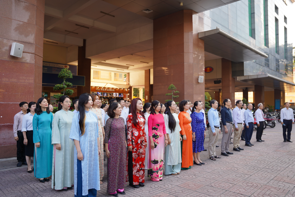 Tập thể viên chức, người lao động Nhà trường thực hiện nghi lễ chào cờ - Ảnh: ĐĂNG KHÔI