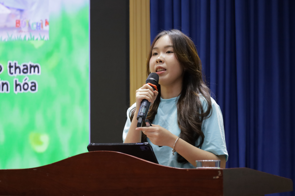 Sinh viên Nguyễn Huyền Diệu cho biết dự án Bút Chì Màu giúp sinh viên rèn luyện kỹ năng mềm và kết nối cộng đồng - Ảnh: QUỲNH NHƯ