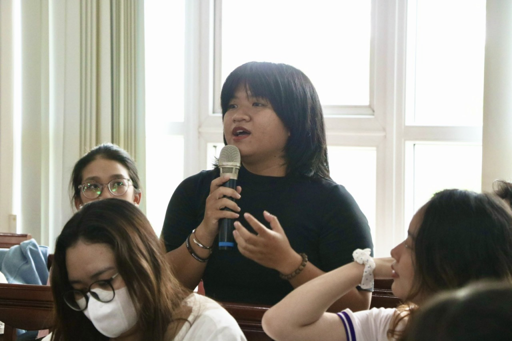 Bích Ngọc - sinh viên năm 4 ngành Nhân học - băn khoăn về khó khăn trong việc tạo thương hiệu độc quyền của địa phương do đặc trưng đa dân tộc - Ảnh: Quỳnh Mai