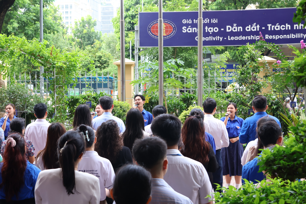 Sinh viên Khoa Lưu trữ học - Quản trị văn phòng biểu diễn tiết mục văn nghệ tại buổi lễ - Ảnh: QUỲNH NHƯ