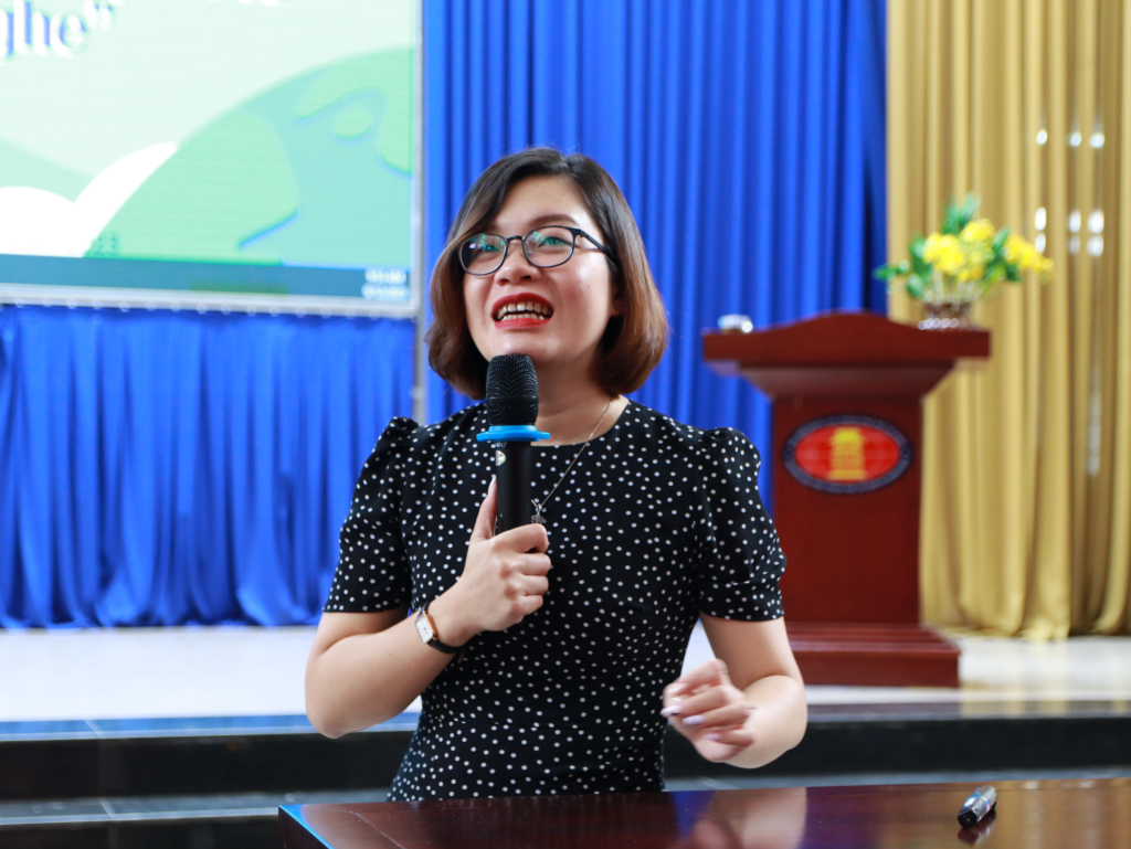 ThS. Hoàng Thị Hiền Thương chia sẻ về các chương trình học bổng và cơ hội du học - Ảnh: Phạm Trí