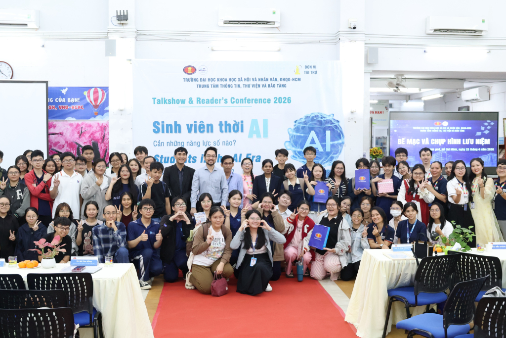 Đại diện Nhà trường, Trung tâm Thông tin, Thư viện và Bảo tàng, diễn giả và các bạn sinh viên chụp ảnh giao lưu cuối giờ - Ảnh: THANH KHUÊ