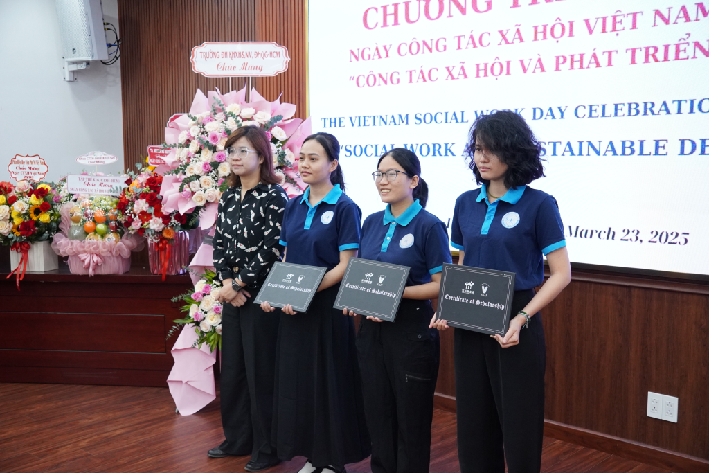 Quản lý chương trình TFCF khu vực miền Nam trao tặng các suất học bổng cho các bạn sinh viên – Ảnh: THANH HẢI