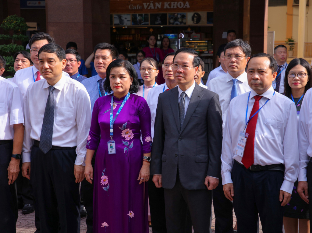 Trước khi giao lưu với giảng viên, sinh viên và làm việc với Nhà trường, đồng chí Võ Văn Thưởng đã dâng hoa tưởng niệm tại không gian truyền thống phong trào học sinh, sinh viên Gia Định - Sài Gòn TP. Hồ Chí Minh