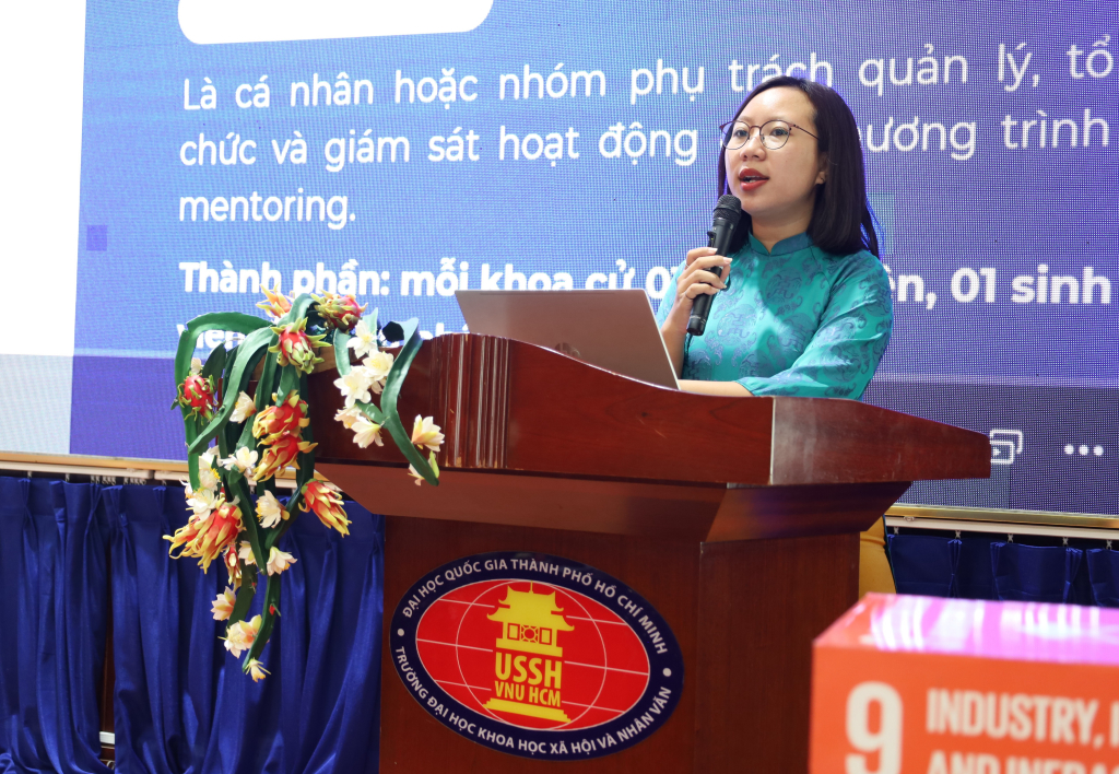 ThS. Nguyễn Lưu Tâm Anh đánh giá việc xây dựng mạng lưới Mentoring là giải pháp thiết thực, không chỉ giúp phòng ngừa rủi ro tâm lý mà còn chia sẻ đáng kể áp lực công việc cho đội ngũ Cố vấn học tập - Ảnh: MỸ NGÂN