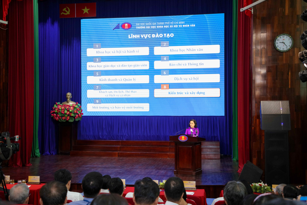 PGS. TS. Ngô Thị Phương Lan giới thiệu các lĩnh vực đào tạo của Nhà trường - Ảnh: Lý Nguyên