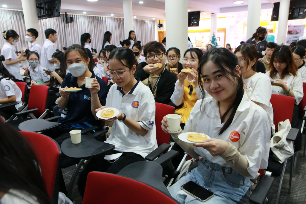 Sinh viên tham gia “thử vị” các sản phẩm của Ajinomoto - Ảnh: Hồng Ngân