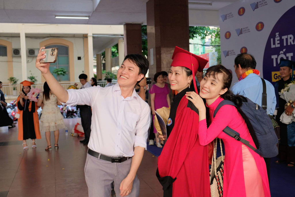 Sau phần lễ, các tân Tiến sĩ, Thạc sĩ, Cử nhân ghi lại khoảnh khắc bên gia đình, bạn bè - Ảnh: Huyền Linh