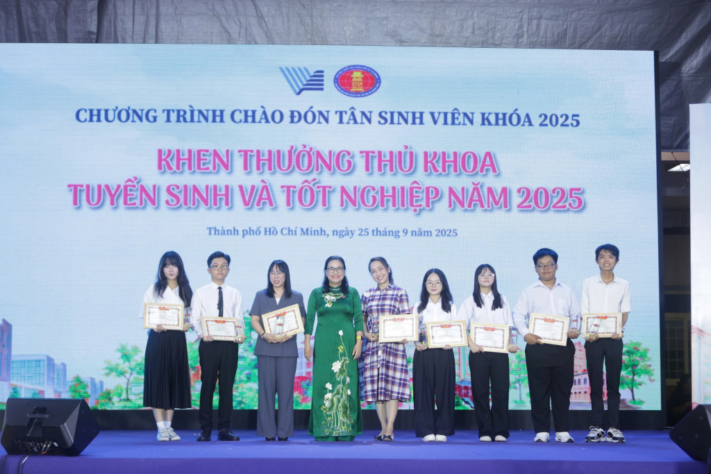 Chân dung 8 thủ khoa các hệ đào tạo năm 2025 - Ảnh: CLB TRUYỀN THÔNG INFO PLUS