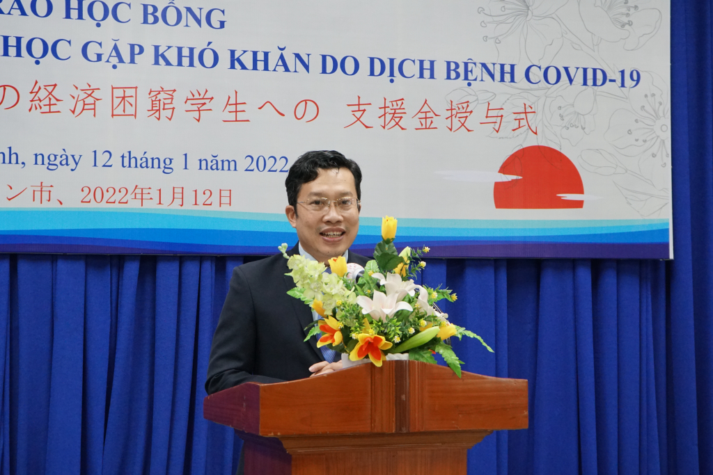 TS. Lê Hoàng Dũng - Phó Hiệu trưởng nhà trường gửi lời cảm ơn đến các đơn vị - Ảnh: Hoàng Yến