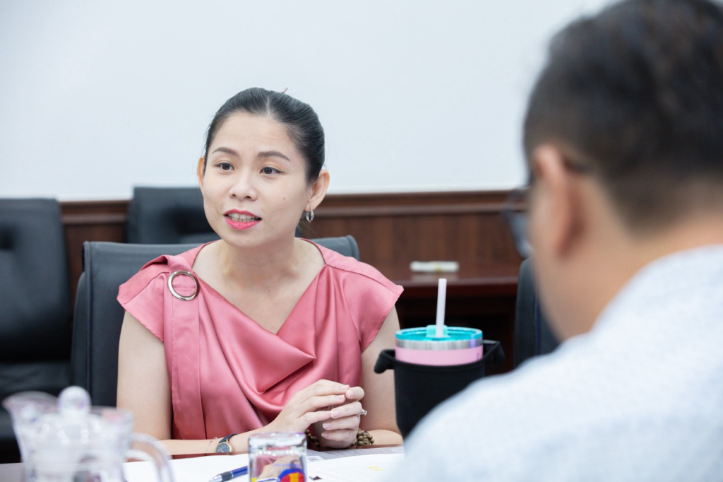 ThS. Nguyễn Thảo Chi giới thiệu tổng quan về ý nghĩa cuộc thi và một số nội dung lưu ý trong Thể lệ - Ảnh: Lý Nguyên