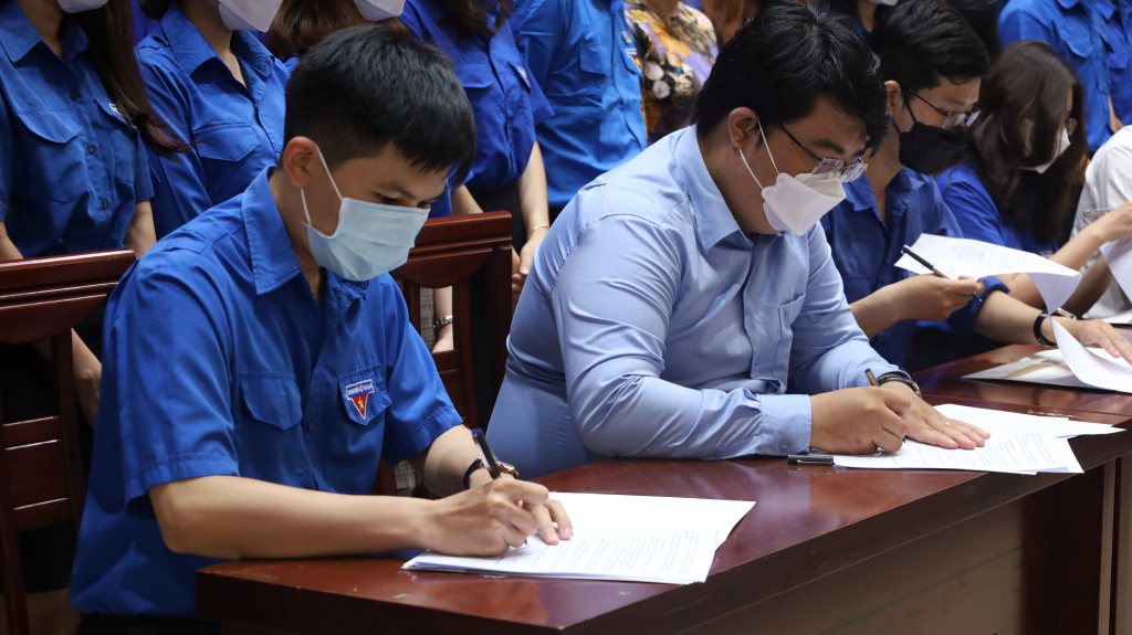 Đoàn trường kí kết cùng 6 chi bộ sinh viên - Ảnh: Tuyết Hồng