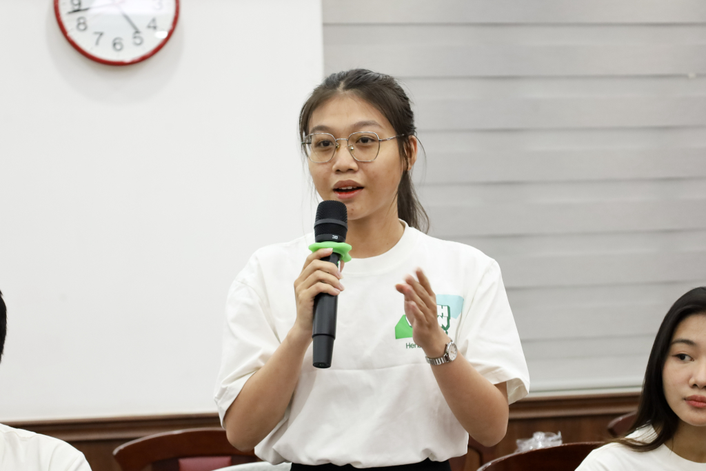 Sinh viên Nguyễn Thị Phương Thảo, sinh viên Khoa Báo chí và Truyền thông chia sẻ cảm nghĩ sau cuộc thi - Ảnh: QUỲNH NHƯ
