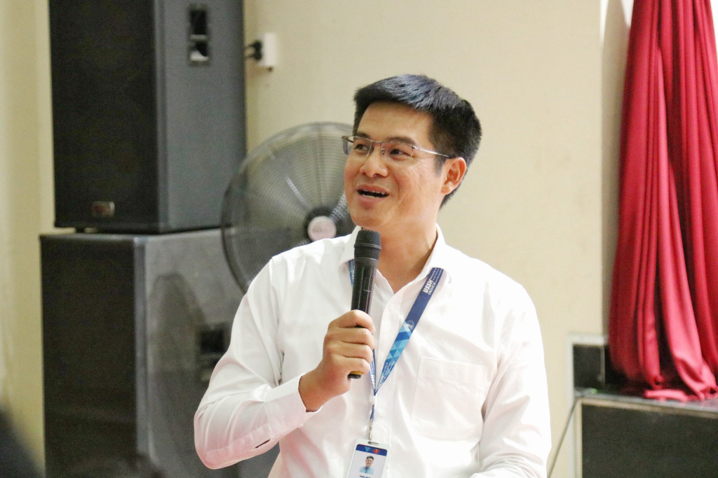 ThS. Trần Nam trả lời các câu hỏi liên quan đến điểm rèn luyện - Ảnh: Huyền Linh