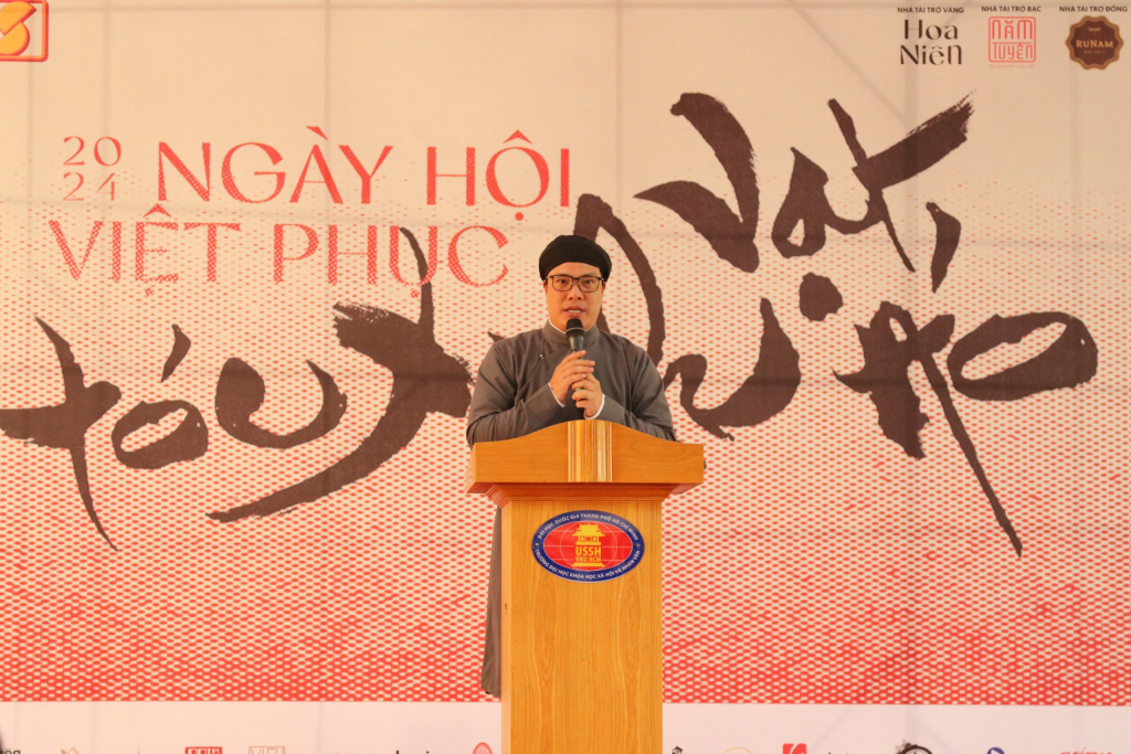 PGS.TS Lưu Văn Quyết cho biết “Tóc xanh Vạt áo” lễ hội Việt phục lớn nhất miền Nam - Ảnh: Nhật Ánh