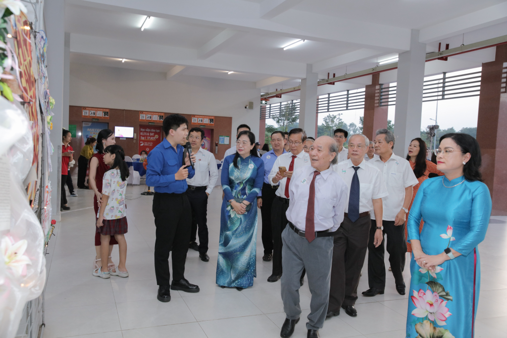 Các tác phẩm ảnh và báo tường dự thi được trưng bày tại sảnh nhà B4 - Ảnh: Lý Nguyên