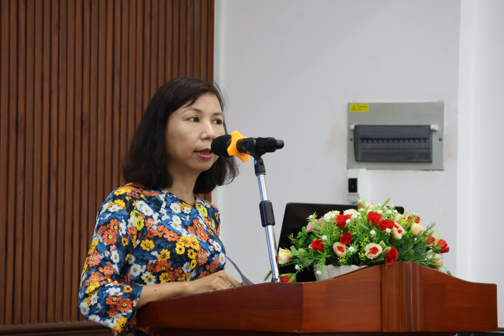 ThS. Ngô Thị Hồng Minh phân tích sức mạnh của tư tưởng và ngôn từ cách mạng trong việc cổ vũ, thức tỉnh lòng yêu nước - Ảnh: QUỲNH NHƯ