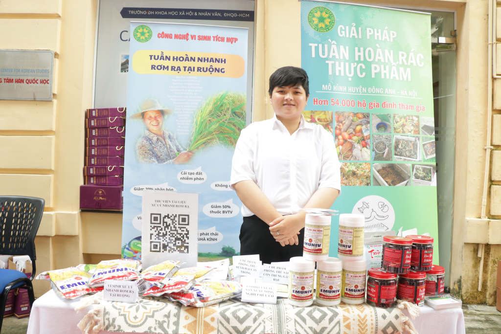 Các kệ trưng bày sản phẩm của hơn 10 doanh nghiệp tại không gian OCOP Nhân văn  - Ảnh: Lý Nguyên 