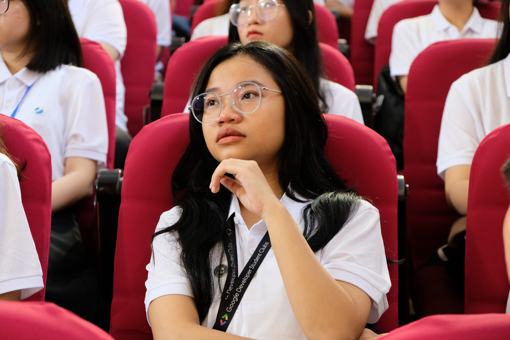 Sinh viên tham dự chương trình cảm động khi nghe chia sẻ của Gia Hân - Ảnh: Huyền Linh