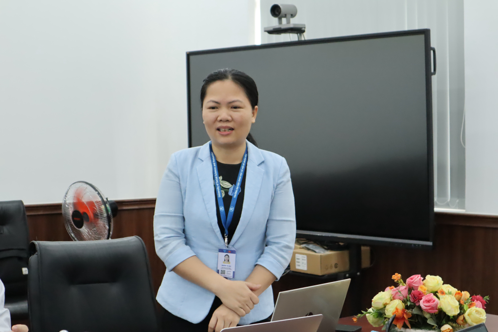 TS. Nguyễn Thị Hảo báo cáo sơ kết hoạt động của khoa Khoa học liên ngành năm 2023 - Ảnh: Nhật Ánh
