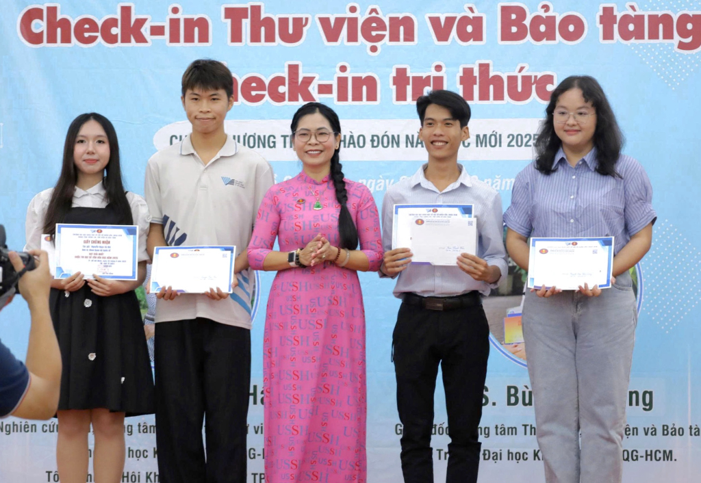 Các sinh viên đạt giải cao trong Cuộc thi Đại sứ Văn hóa đọc 2025 nhận thưởng (có mặt) - Ảnh: THANH HẢI