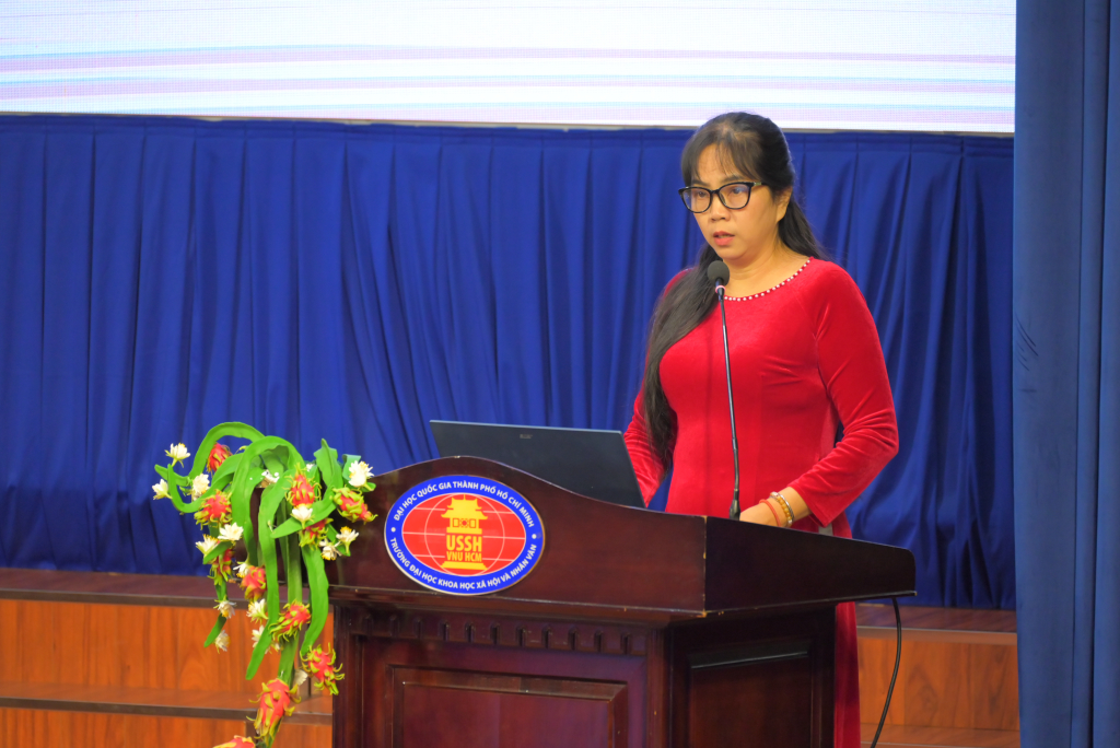 Tham luận của TS. Vũ Đoàn Liên Khê minh chứng sinh động rằng hệ sinh thái tri thức và môi trường học thuật khai phóng của Nhà trường đã nuôi dưỡng nên những thế hệ người học không chỉ vững vàng về chuyên môn mà còn nhạy bén về văn hóa - Ảnh: HẠNH NGUYÊN
