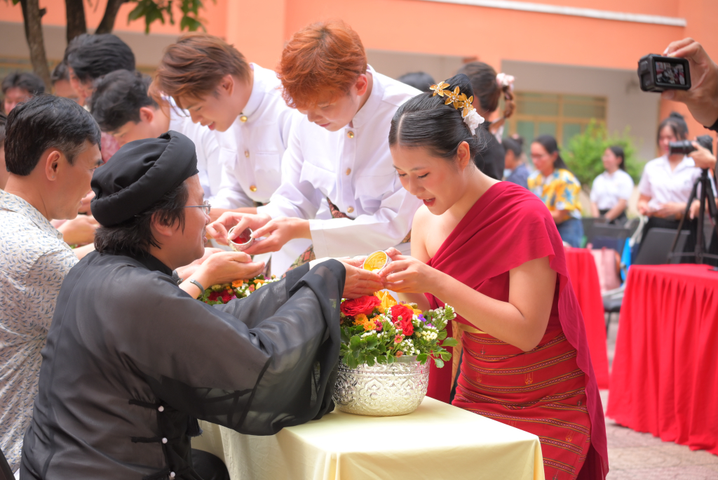 “Rửa tay cầu phúc” là nghi thức rót nước vào tay của những bậc cao niên để thể hiện sự hiếu kính của mình đối với họ và nhận được những lời chúc phúc tốt đẹp từ những bậc cao niên như một điều may mắn - Ảnh: Ý NGUYỄN