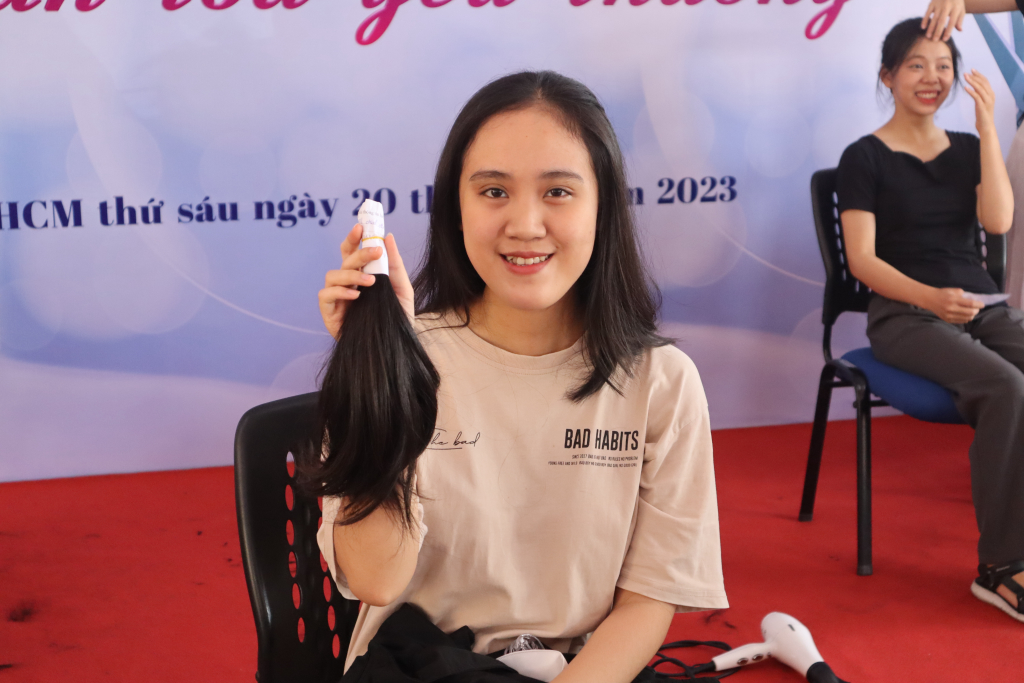 Các tình nguyện viên háo hức, cắt tóc quyên góp cho các bệnh nhân ung thư - Ảnh: Mỹ Hân, Phương Khanh 