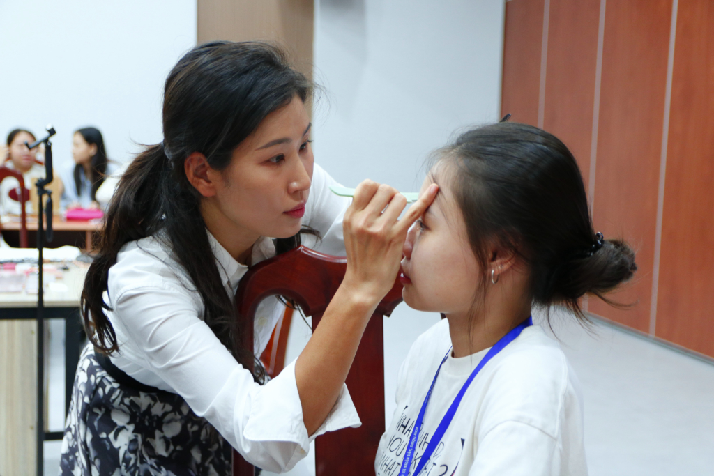 Chuyên gia trang điểm Seo Min Ji hướng dẫn sinh viên kỹ thuật vẽ chân mày - Ảnh: Thanh Thúy