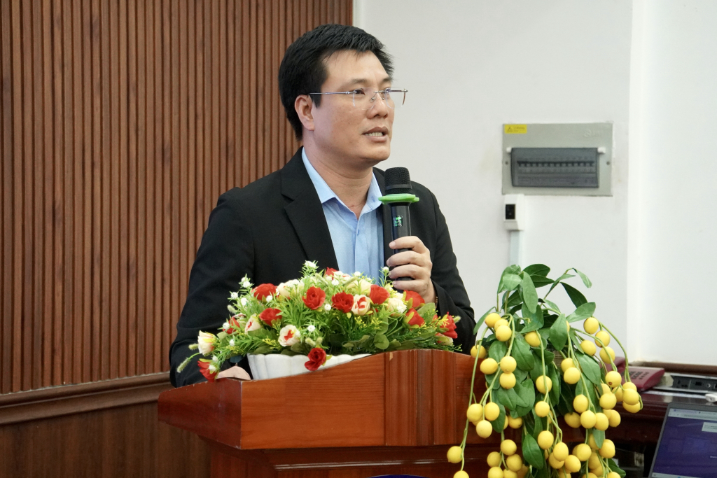 PGS.TS Lưu Văn Quyết nhấn mạnh tầm quan trọng của việc trang bị kiến thức giao tiếp liên văn hóa cho sinh viên trong bối cảnh hội nhập - Ảnh: KHÁNH MY