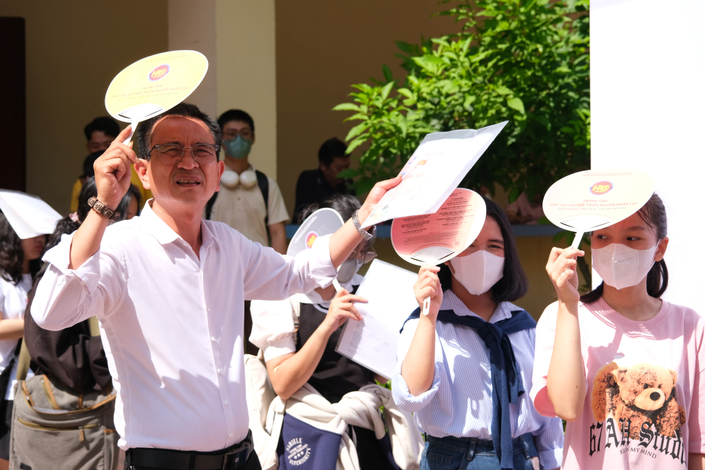 Sự đồng hành của gia đình là khởi đầu vững chắc cho các tân sinh viên vững bước trên hành trình phía trước - Ảnh: CLB Truyền thông Info Plus