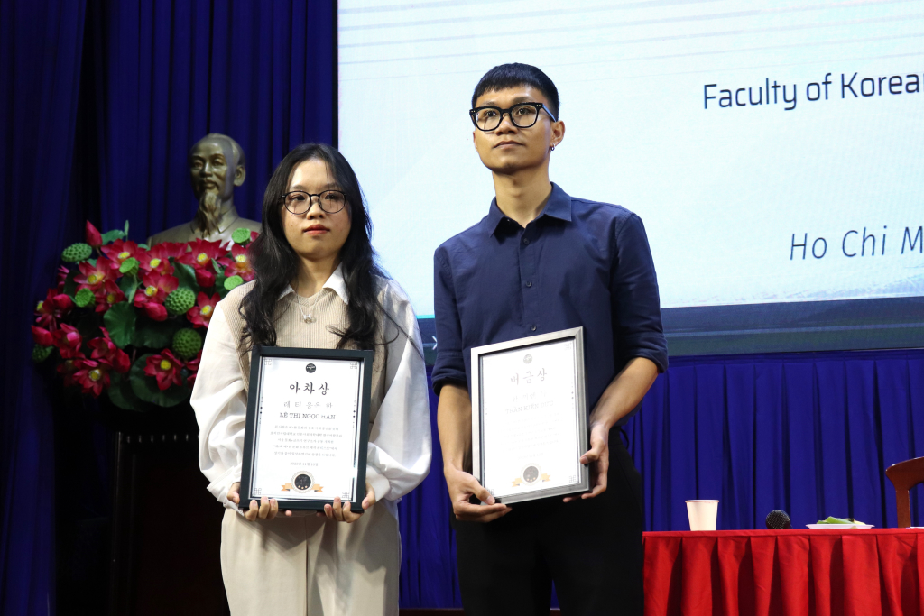 Thí sinh Lê Thị Ngọc Hân đạt giải ba và thí sinh Trần Kiến Đức đạt giải nhì cuộc thi - Ảnh: Trần Huỳnh