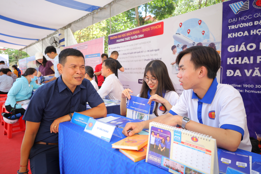 Ban tư vấn hỗ trợ thắc mắc của anh Trần Anh Tú - Ảnh: Tuyết Hồng