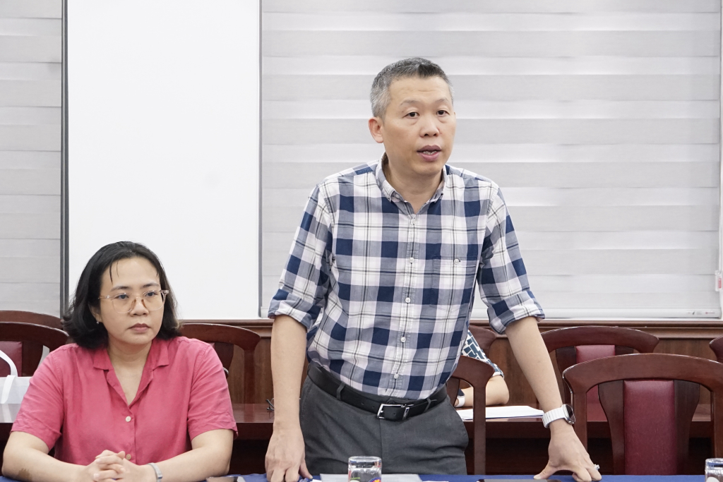 TS. Trần Anh Tiến khuyến khích thúc đẩy nhanh quy trình chuẩn bị thực hiện nghiên cứu sau buổi làm việc - Ảnh: Thùy Trang