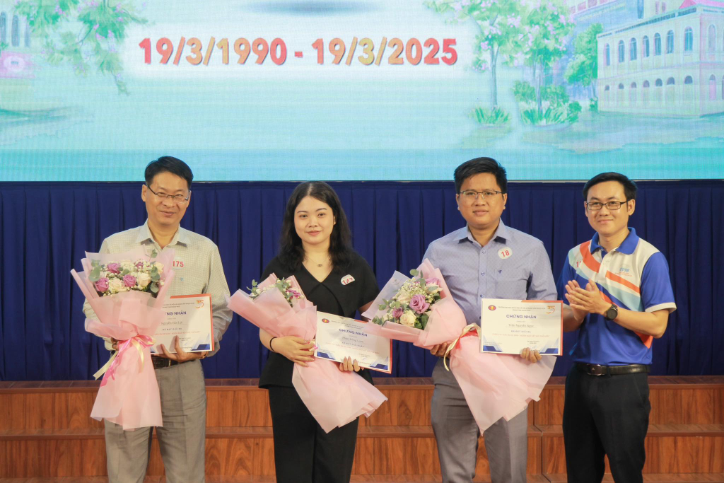 Các giảng đoạt giải trong cuộc thi "Một ngôn ngữ - Một thế giới"