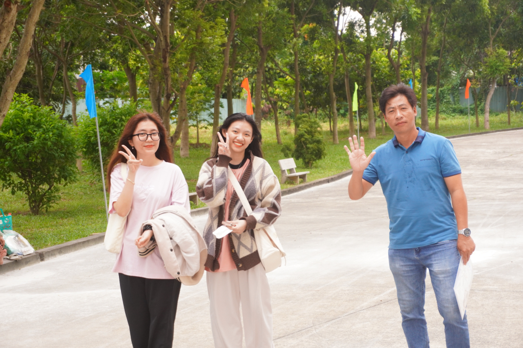 Không khí rộn ràng, tươi vui trong ngày đầu nhập học - Ảnh: CLB Truyền thông Info Plus