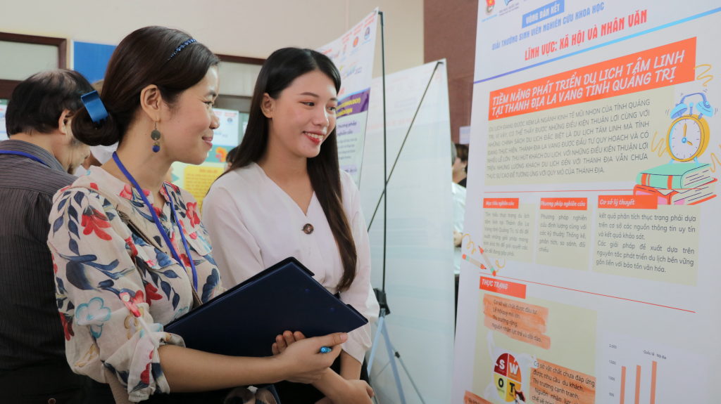 Bạn Phan Thị Hồng Diễm trình bày Đề tài Tiềm năng phát triển du lịch tâm linh tại Thánh địa La Vang tỉnh Quảng Trị - Ảnh: Tuyết Hồng