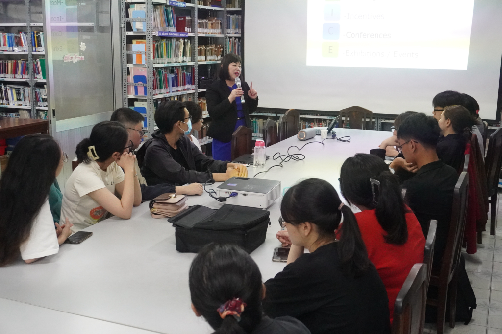 Các bạn sinh viên năm 3 và 4 tham gia buổi chia sẻ để đúc kết thêm kinh nghiệm cho công việc tương lai - Ảnh: Ngọc Bích