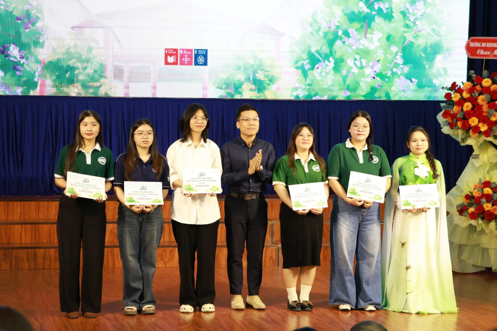 Những suất học bổng ý nghĩa được trao tặng đến các bạn sinh viên có gia đình bị ảnh hưởng bão từ cựu sinh viên Ngành Xã hội học - Ảnh: THÚY QUỲNH