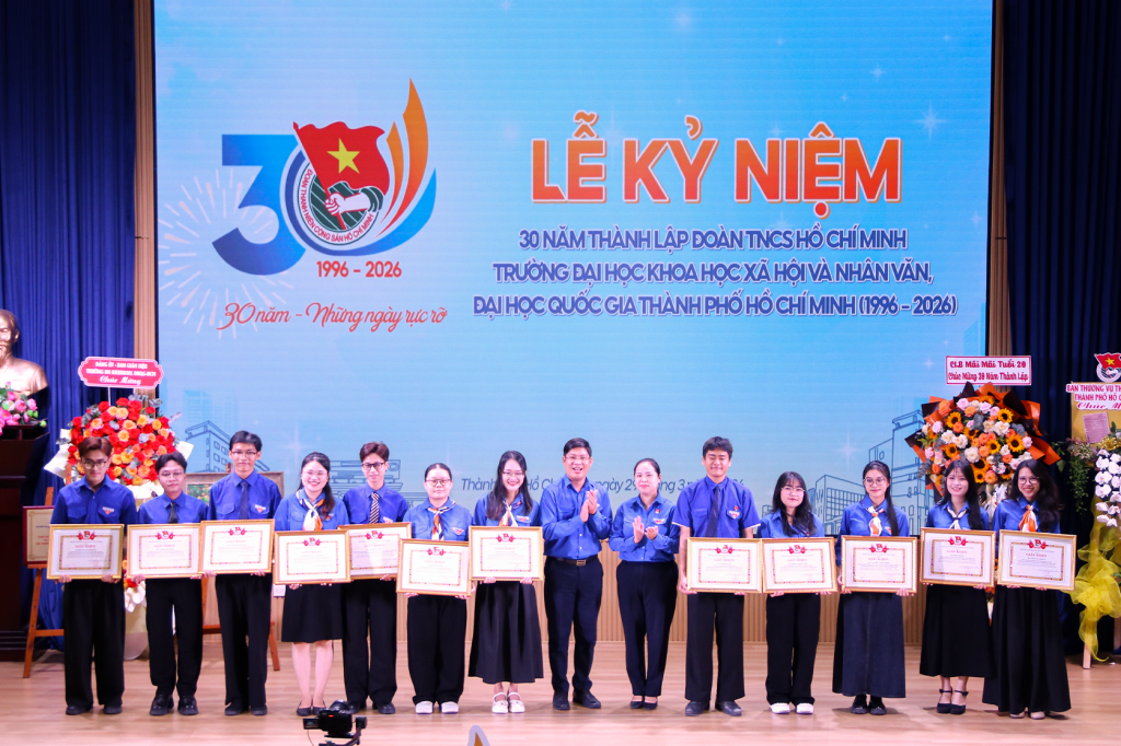 30 cán bộ được nhận bằng khen từ ban Cán sự Đoàn ĐHQG-HCM - Ảnh: ĐỨC ÂN