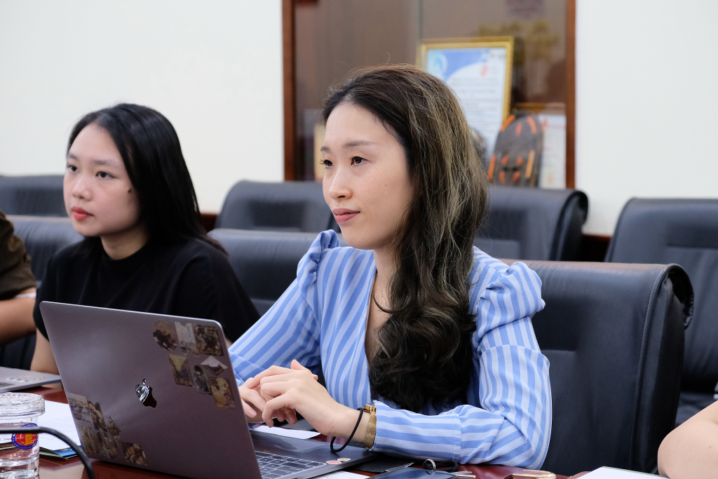 Cô Mai Trâm đề xuất cùng làm chương trình nhằm hiểu thêm về Đại học Hồng Kông - Ảnh: Huyền Linh